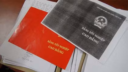 Mua bằng giả để 'chui' vào cơ quan Nhà nước