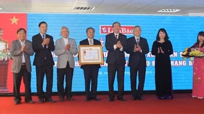 Tạp chí Người Làm Báo đón nhận Huân chương Lao động Hạng Ba