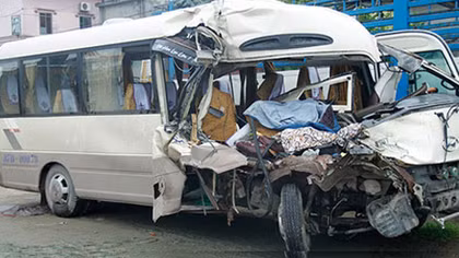 Đâm vào đuôi xe tải, 9 người trên xe khách bị thương