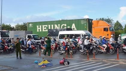 Xe tải tông xe máy, 1 phụ nữ đi xe ôm tử vong