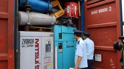 Nhiều hàng cấm trong container bị ‘bỏ rơi’ tại cảng Hiệp Phước