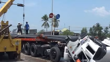 Xe container dập đầu, tài xế và lơ xe bị mắc kẹt