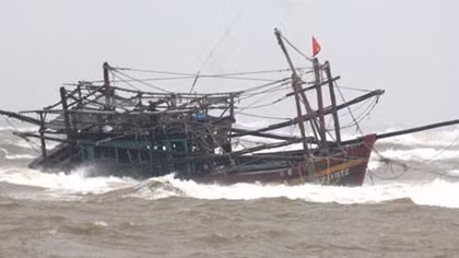 Lốc xoáy kinh hoàng lúc rạng sáng, 50 nhà tốc mái 