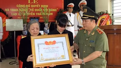 Trao Bằng Tổ quốc ghi công tặng thân nhân gia đình Liệt sĩ Nguyễn Thanh Nam