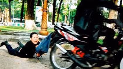 Cha ruột đưa con cướp giật ra đầu thú