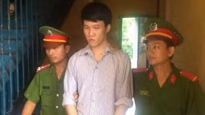Dọa tung ảnh khỏa thân của nữ sinh lên mạng để đòi quan hệ