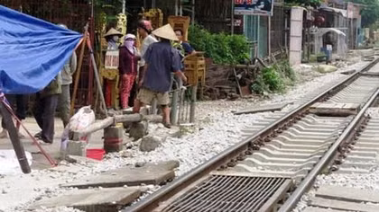Tàu lửa tông chết người đàn ông ngồi trên đường ray