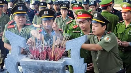 Đoàn Thanh niên Công an tỉnh Hà Nam ủng hộ 50 triệu đồng tặng gia đình nghèo 