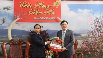 Công an Bôlykhămxay (Lào) thăm, chúc Tết Công an Nghệ An