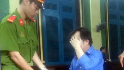 Thu tiền khách hàng, "tiện tay" giữ lại gần 1 tỷ tiêu xài