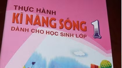 NXB ý kiến về sách có chi tiết trẻ nhỏ đi trên thủy tinh