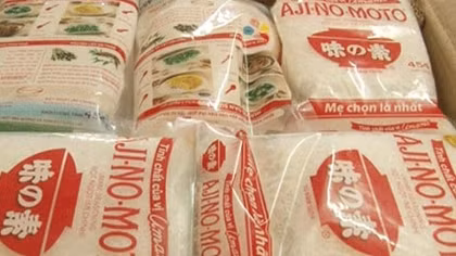 Làm giả mì chính Ajinomoto, hạt nêm Knorr để bán tại chợ huyện