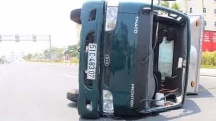 Xe tải lật chắn ngang đường sau cú đổ dốc cầu Bình Lợi
