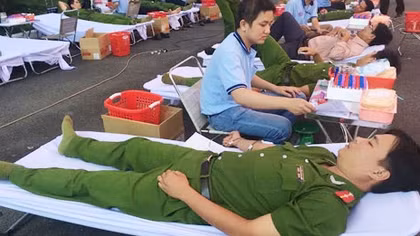 Hơn 400 cán bộ, chiến sĩ tham gia ngày hội hiến máu 