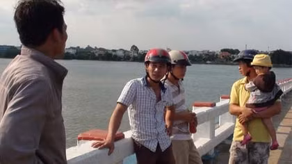 Cô gái nhảy cầu Hóa An tự tử