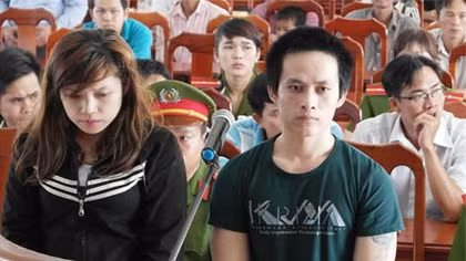 Lạc tay lái một giây, hối hận sau song sắt