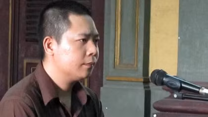 Bênh mẹ vợ, con rể vác dao ‘xử’ hàng xóm