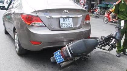 ‘Trốn’ Công an, nữ tài xế phi như bay trên đường