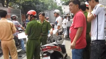 Va chạm với xe tải, một phụ nữ kéo lê trên đường tử vong