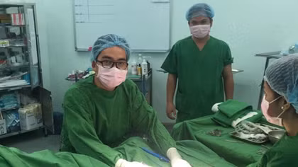 Chuyện về những bác sĩ Việt Nam trắng đêm cứu người ở Phnom Penh