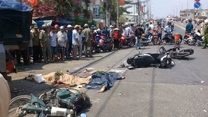 Tai họa giao thông rình rập chợ tự phát