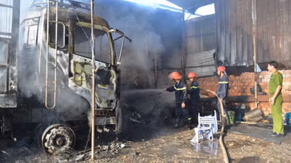‘Bà hỏa’ hỏi thăm kho ô tô, đốt luôn trạm biến áp