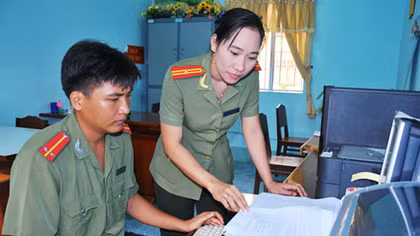 Nữ Thiếu tá Công an cần mẫn với công việc