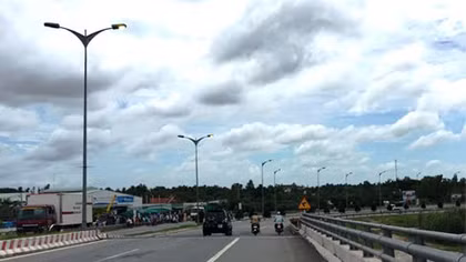Đèn sáng giữa trưa trên đường dẫn cầu Cần Thơ