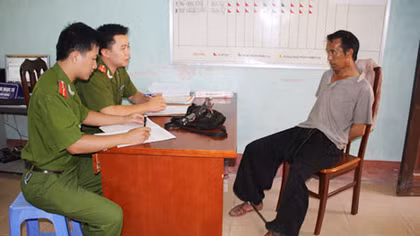 Giây phút khóa tay kẻ trốn nã luôn thủ sẵn lựu đạn trong túi