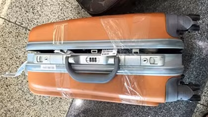 Lật tẩy nhân viên sân bay 9 lần ‘rút lõi’ hành lý của khách