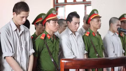 2 án chung thân trong vụ ‘quan tài diễu phố’