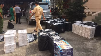 Bỏ ô tô chứa hơn 1.600 cây thuốc lá lậu chạy trốn