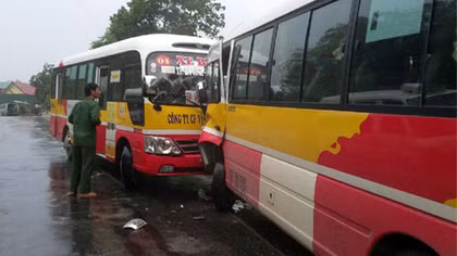 Xe buýt lại đối đầu, nhiều hành khách bị thương