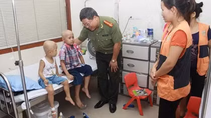 Cục Đào tạo tặng quà bệnh nhân Viện Huyết học – Truyền máu Trung ương