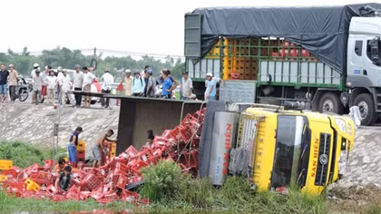Tai nạn, hàng ngàn két vỏ bia đổ tràn ra ruộng