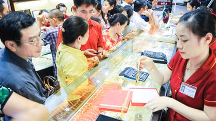 Mua bán theo trào lưu đẩy giá vàng diễn biến khó lường