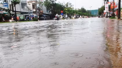 Cần Thơ đường thành sông sau trận mưa "khủng"