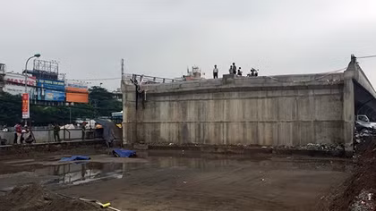 Tạm dừng thi công sau vụ tai nạn rơi từ trên cầu xuống đất do đi nhầm đường
