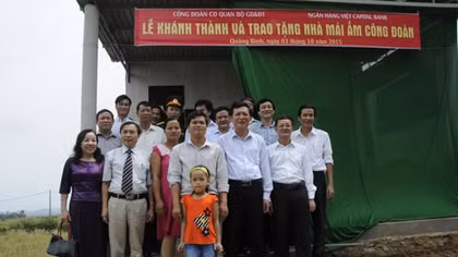 Bộ trưởng Giáo dục tặng nhà cho giáo viên vùng khó Quảng Bình