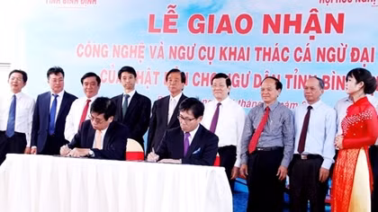 Chủ tịch nước Trương Tấn Sang dự lễ bàn giao công nghệ và ngư lưới cụ khai thác cá ngừ đại dương cho ngư dân