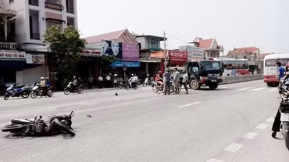 Xe máy phóng nhanh đâm vào đầu xe tải, một người nguy kịch