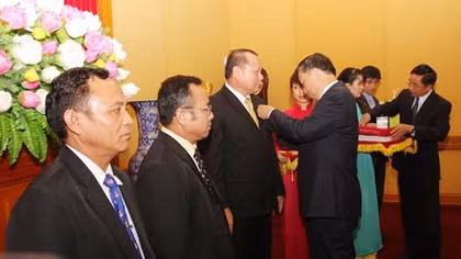 Tặng Kỷ niệm chương Bảo vệ An ninh Tổ quốc cho cán bộ Cơ quan đại diện Bộ An ninh Lào tại Việt Nam 