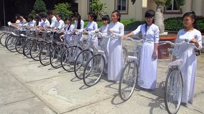 Tặng 30 xe đạp cho học sinh nghèo vượt khó học giỏi