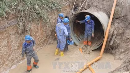 Đường ống nước sông Đà vỡ lần thứ 15, hơn 70.000 hộ dân HN lại bị cắt nước sạch
