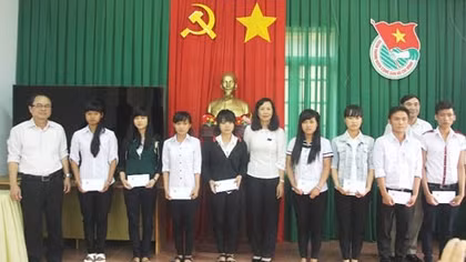 Ban Chỉ đạo Tây Nguyên trao học bổng cho các em học sinh DTTS