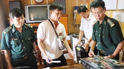 Phát hiện 45 khẩu súng trên tàu chở thạch cao