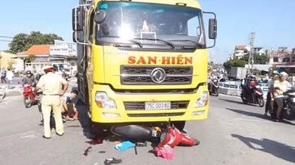 Ba bố con bị xe tải cuốn vào gầm gây thương vong
