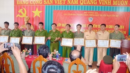  Bế giảng khóa huấn luyện kỹ năng tìm kiếm cứu nạn 