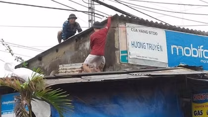 Người dân gia cố nhà cửa chủ động phòng tránh bão