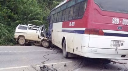 Xe khách va chạm ô tô 7 chỗ, hai người bị bắn ra ngoài tử vong 